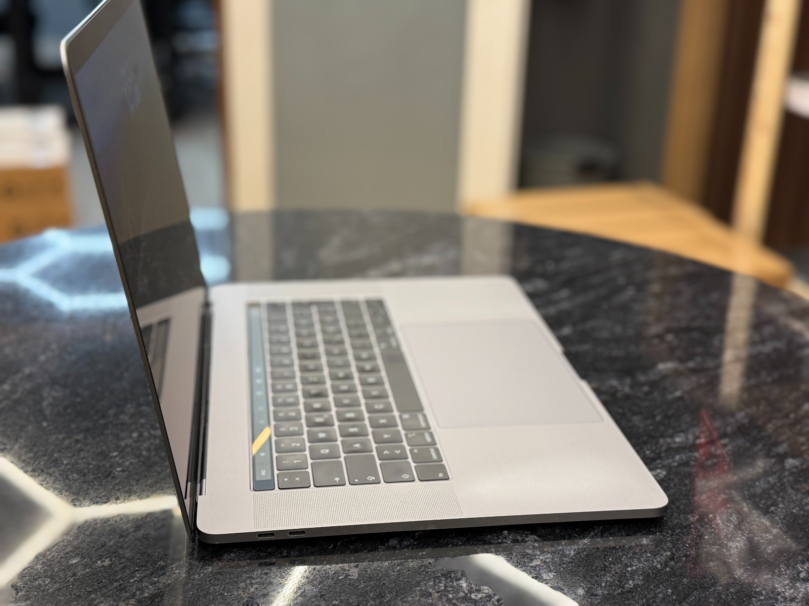 Apple MacBook Pro A1990 — фото 2