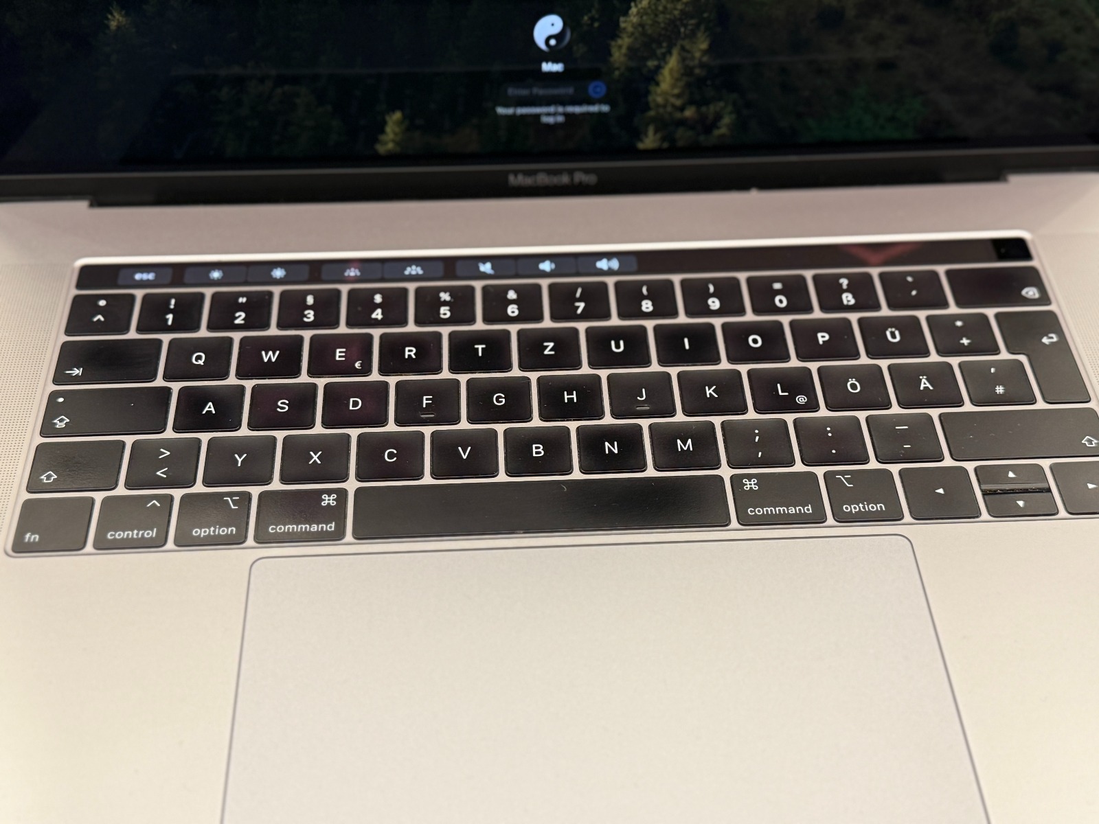 Apple MacBook Pro A1990 — фото 4