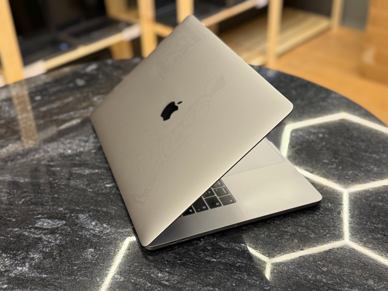 Apple MacBook Pro A1990 — фото 5