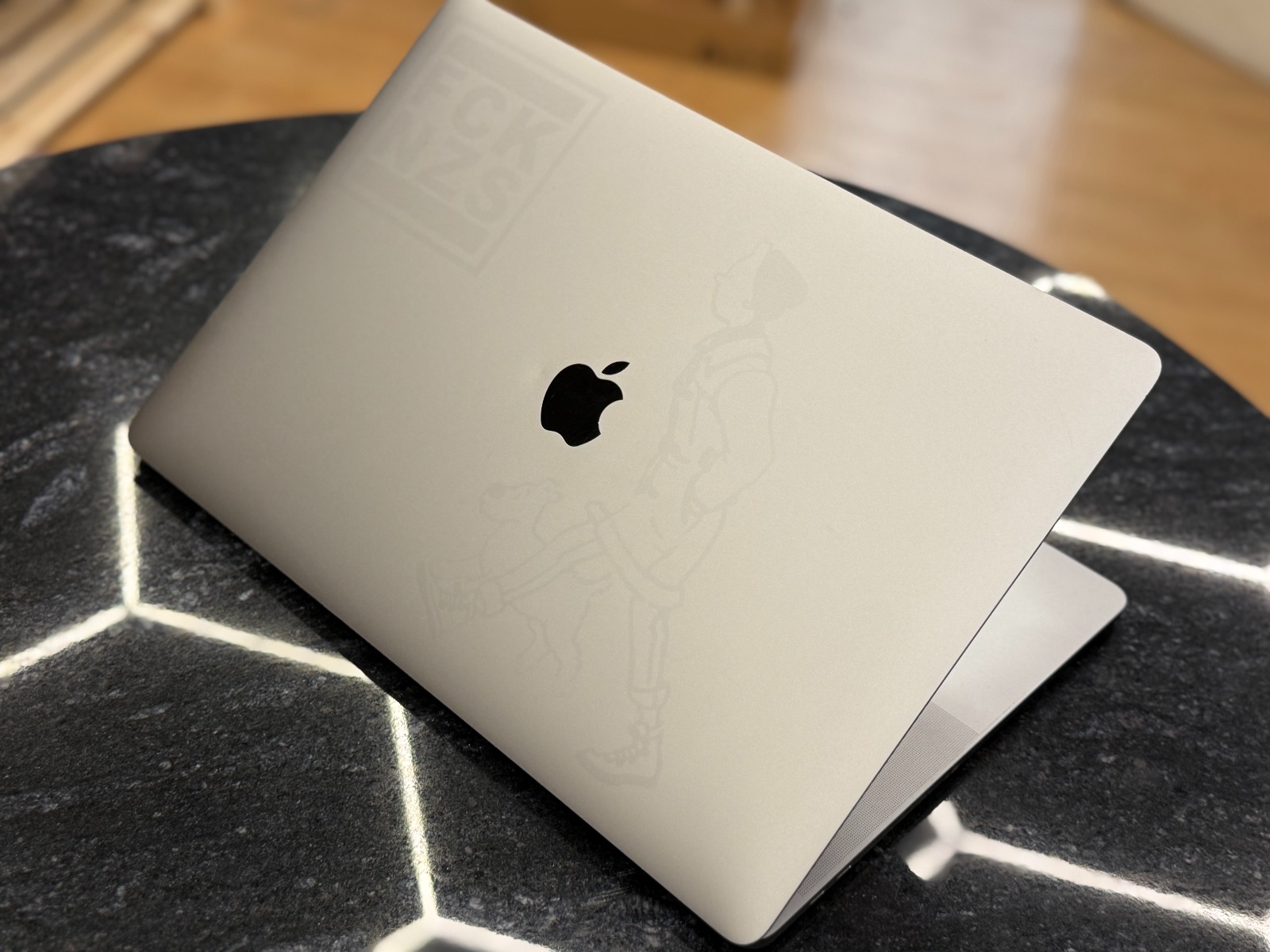 Apple MacBook Pro A1990 — фото 8