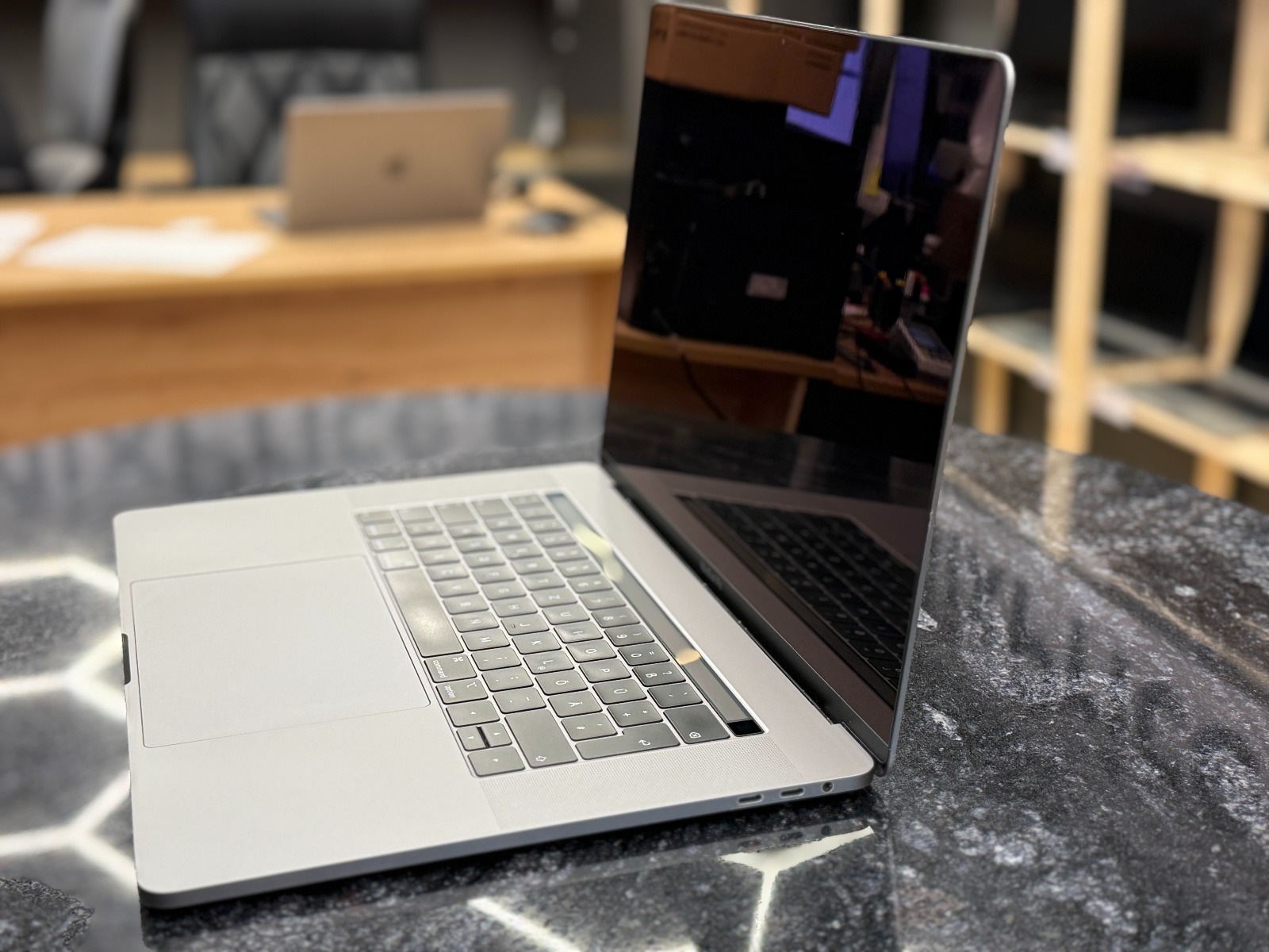 Apple MacBook Pro A1990 (2019) — фото 2