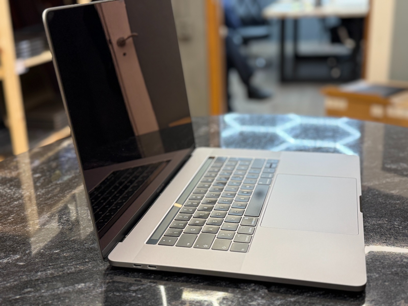 Apple MacBook Pro A1990 (2019) — фото 3