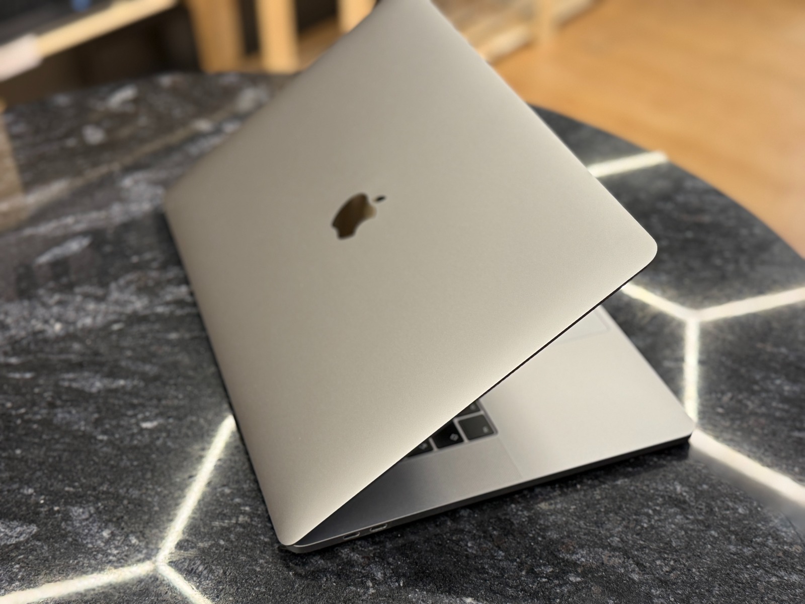 Apple MacBook Pro A1990 (2019) — фото 6