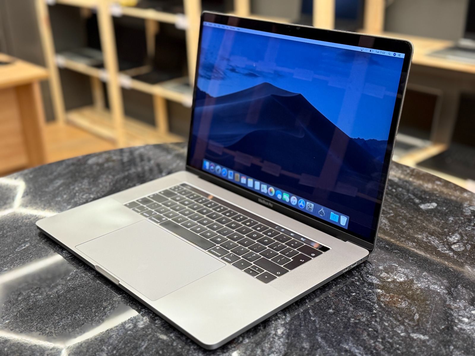 Apple MacBook Pro A1990 (1990)