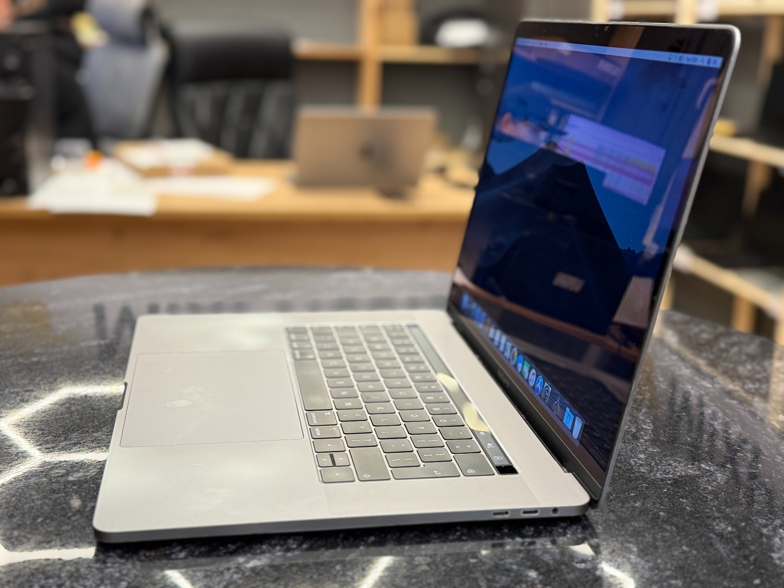 Apple MacBook Pro A1990 (1990) — фото 2