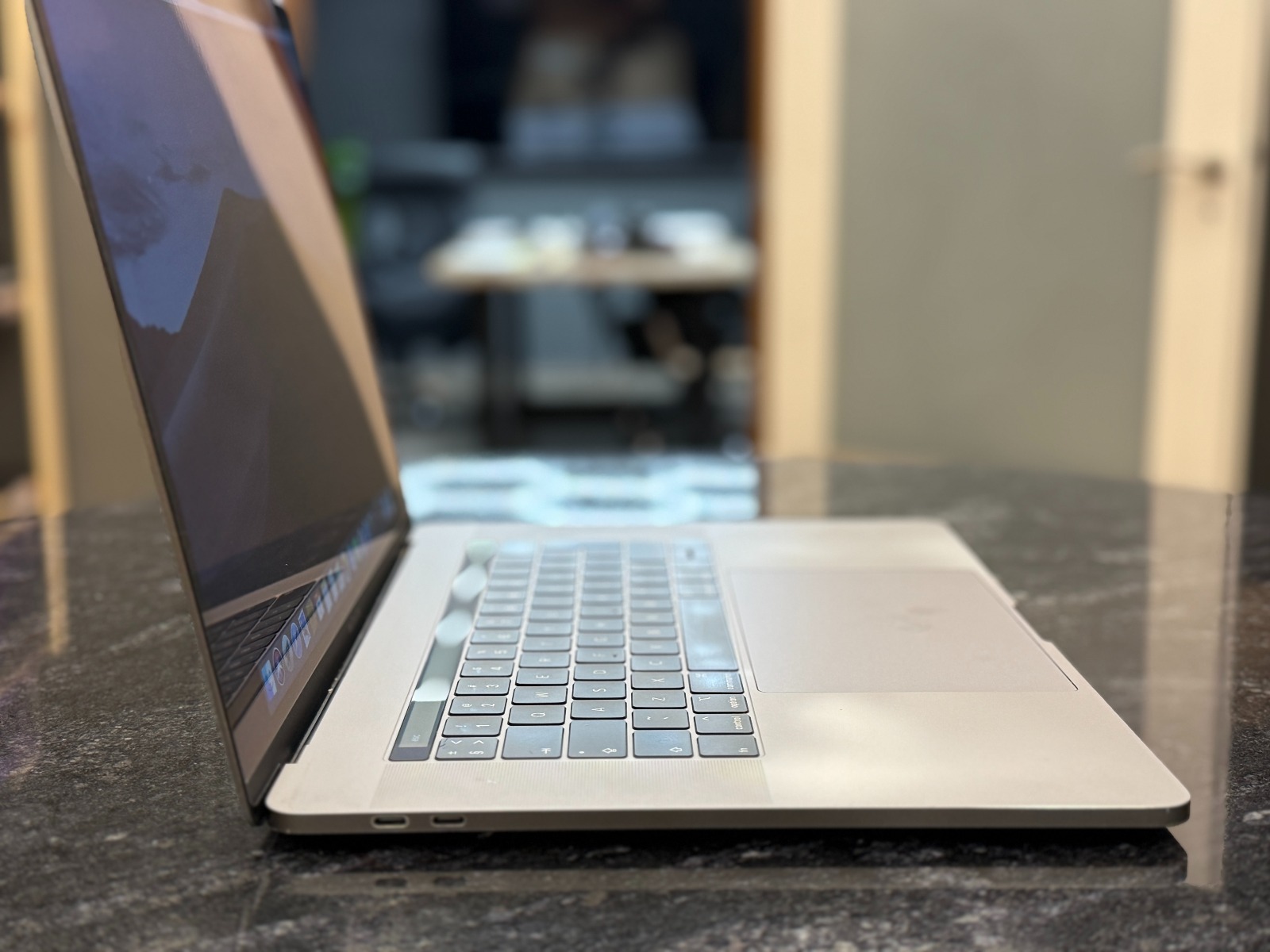 Apple MacBook Pro A1990 (1990) — фото 3