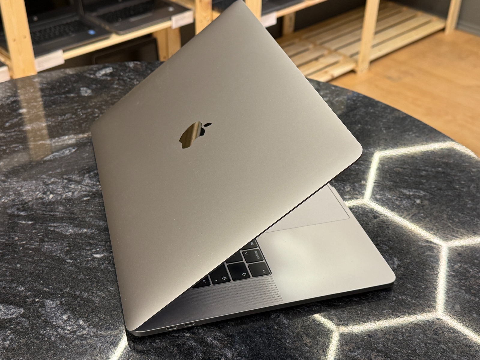 Apple MacBook Pro A1990 (1990) — фото 7