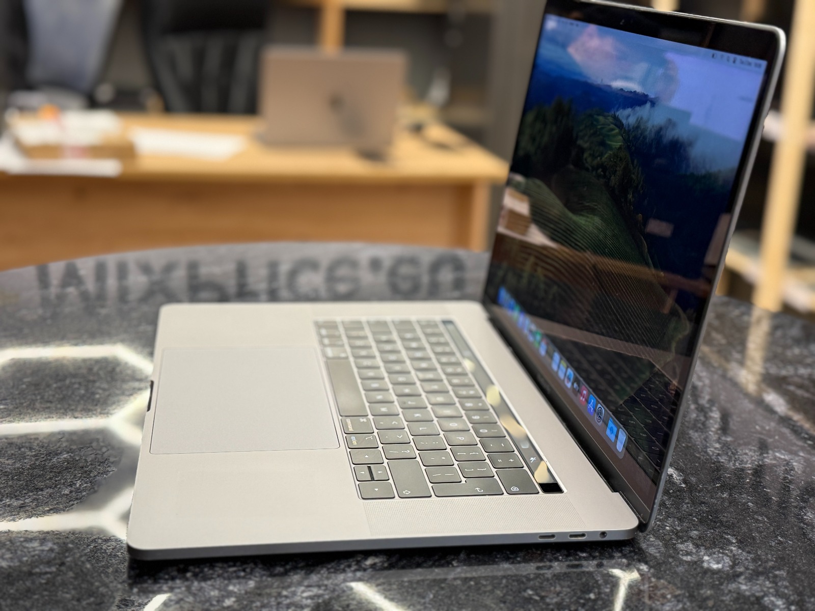 Apple MacBook Pro A1990 — фото 2