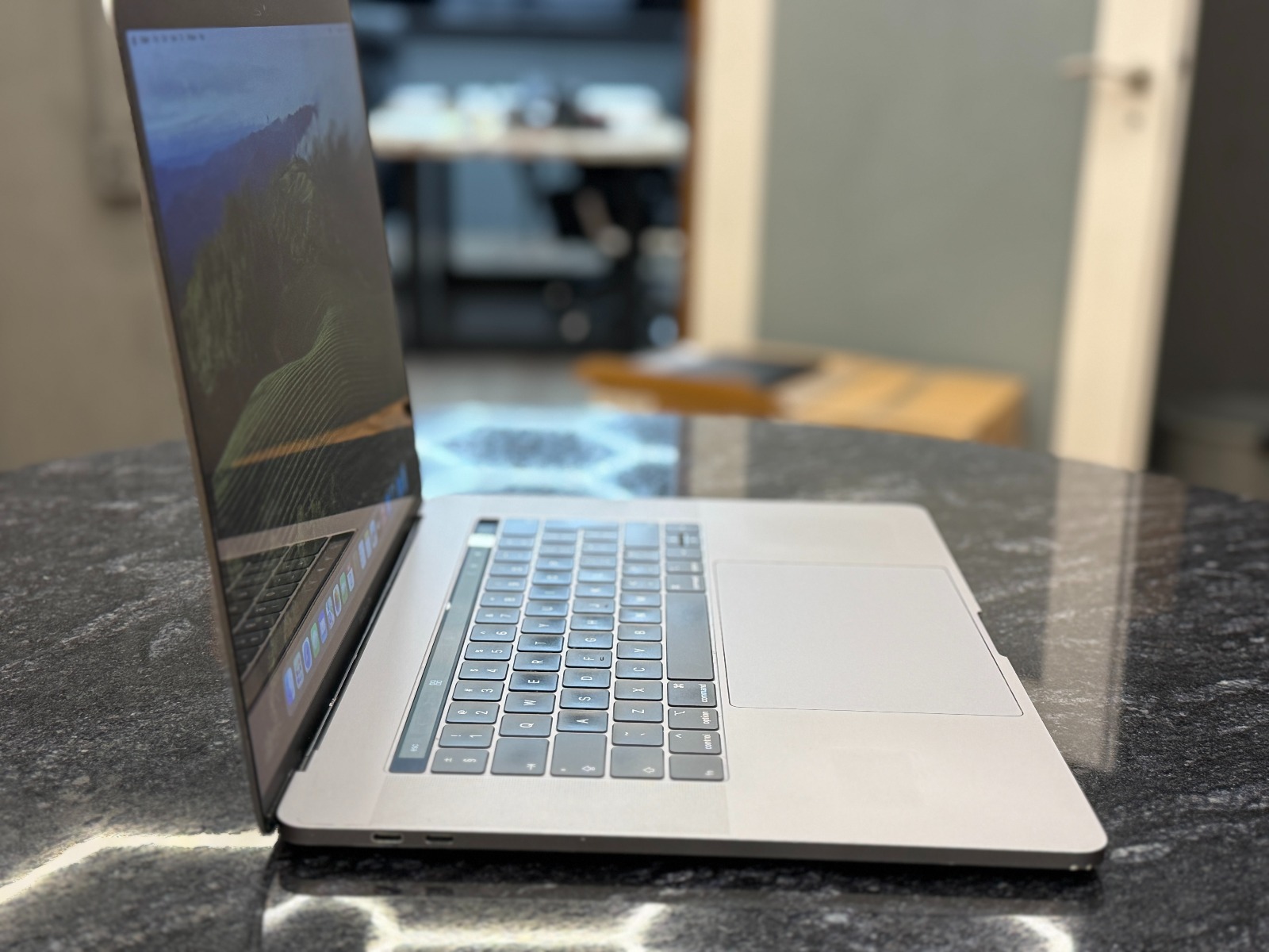 Apple MacBook Pro A1990 — фото 3