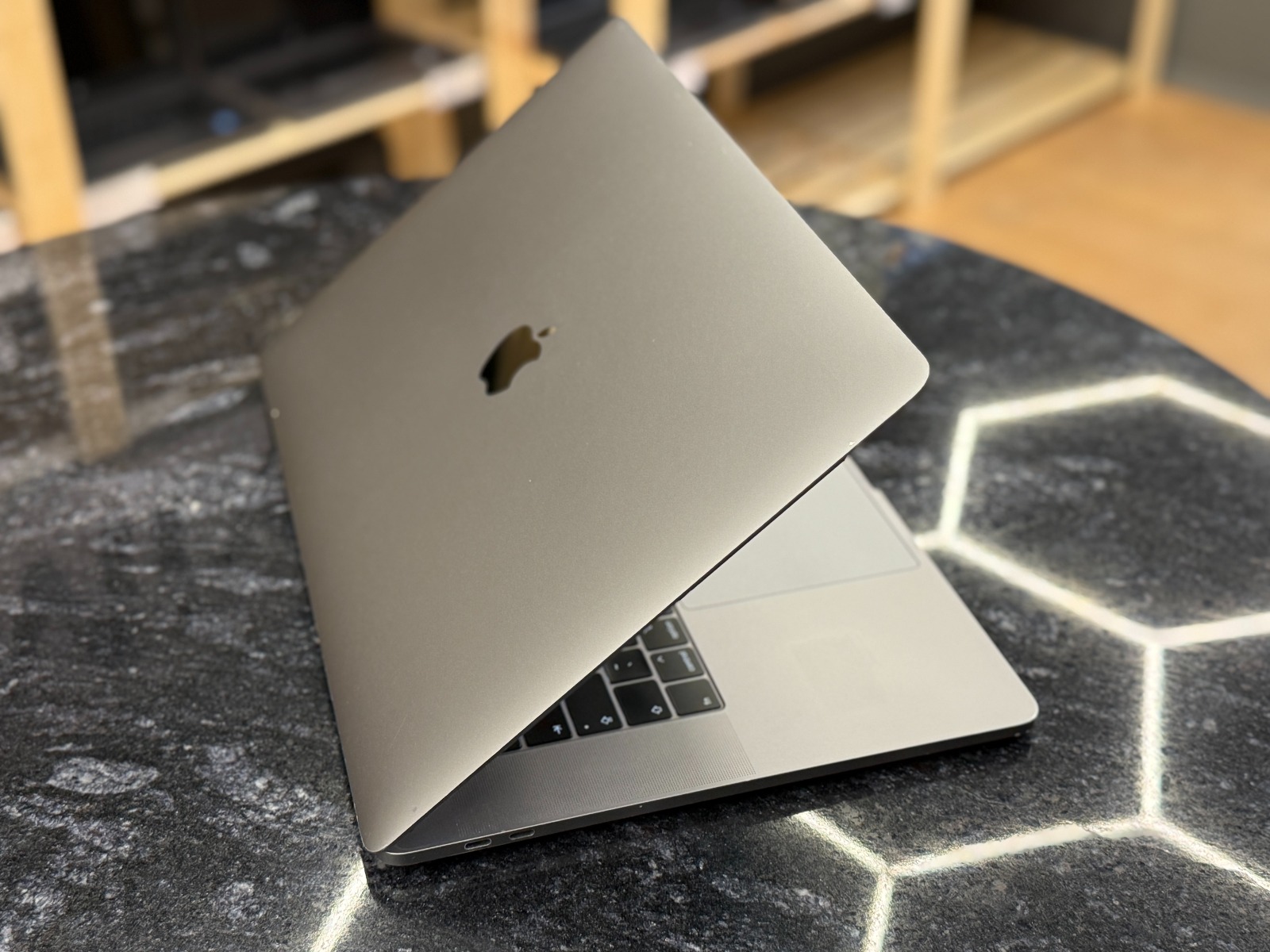 Apple MacBook Pro A1990 — фото 7