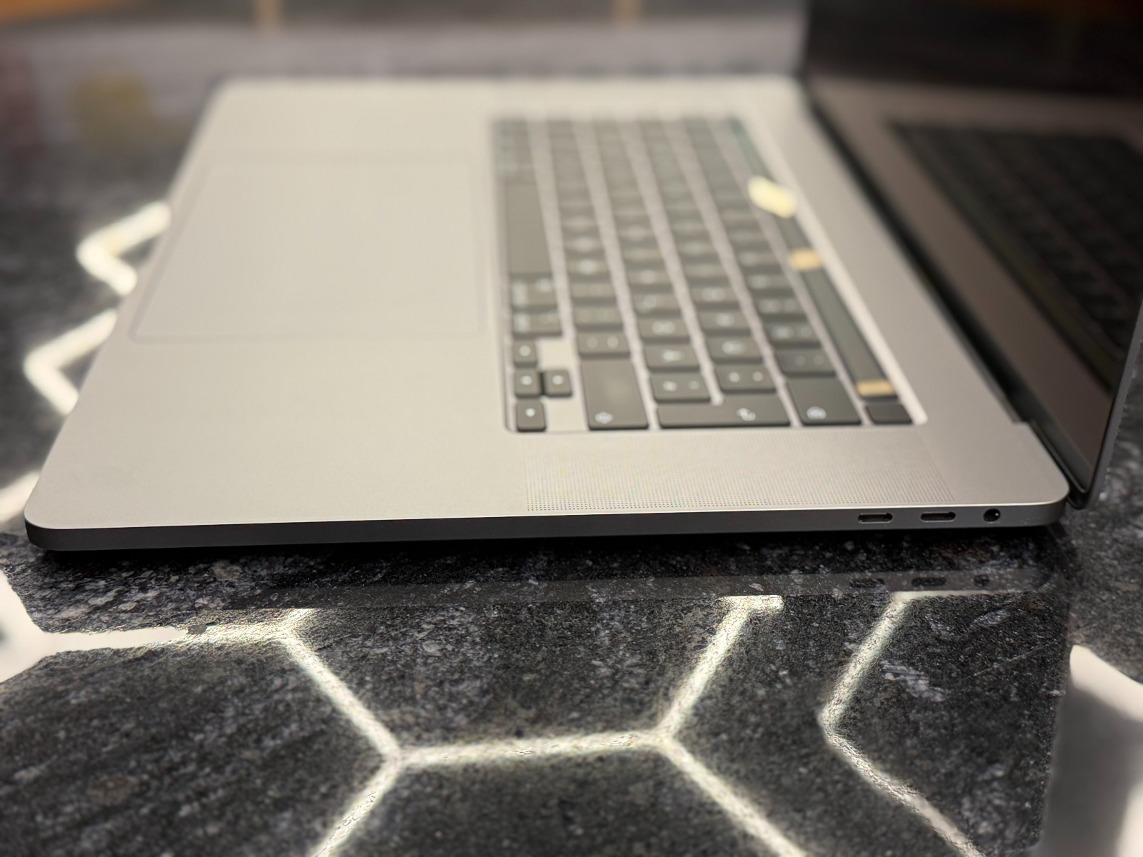 MacBook Pro A2141 16"(2019) — foto :číslo