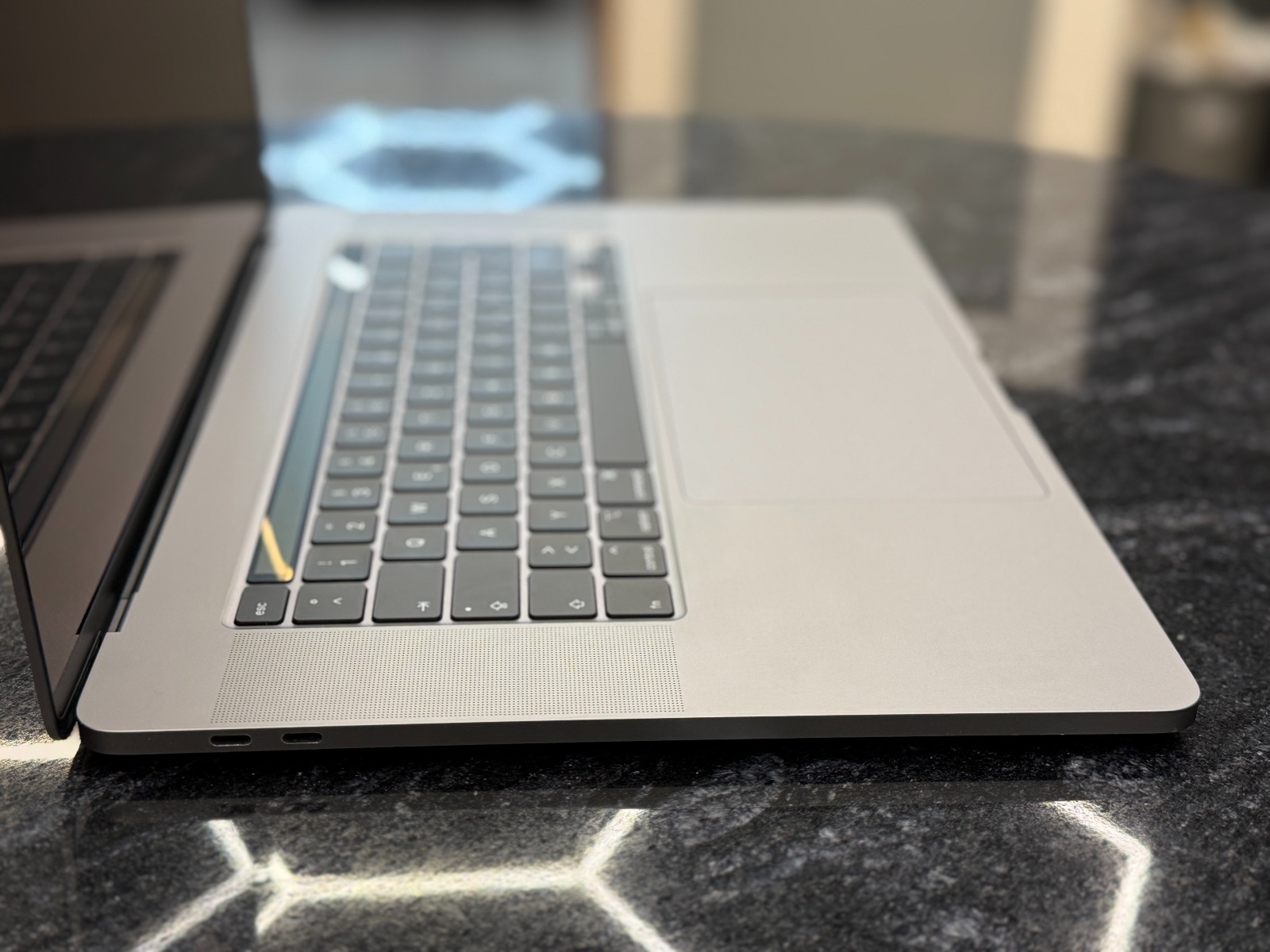 MacBook Pro A2141 16"(2019) — foto :číslo