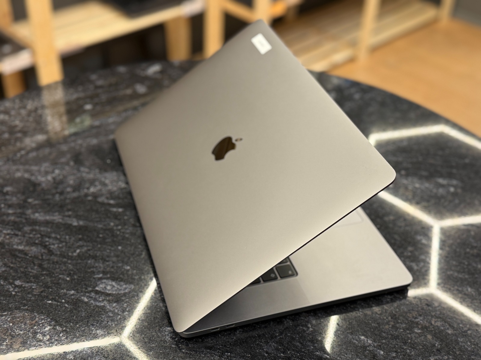 MacBook Pro A2141 16"(2019) — foto :číslo