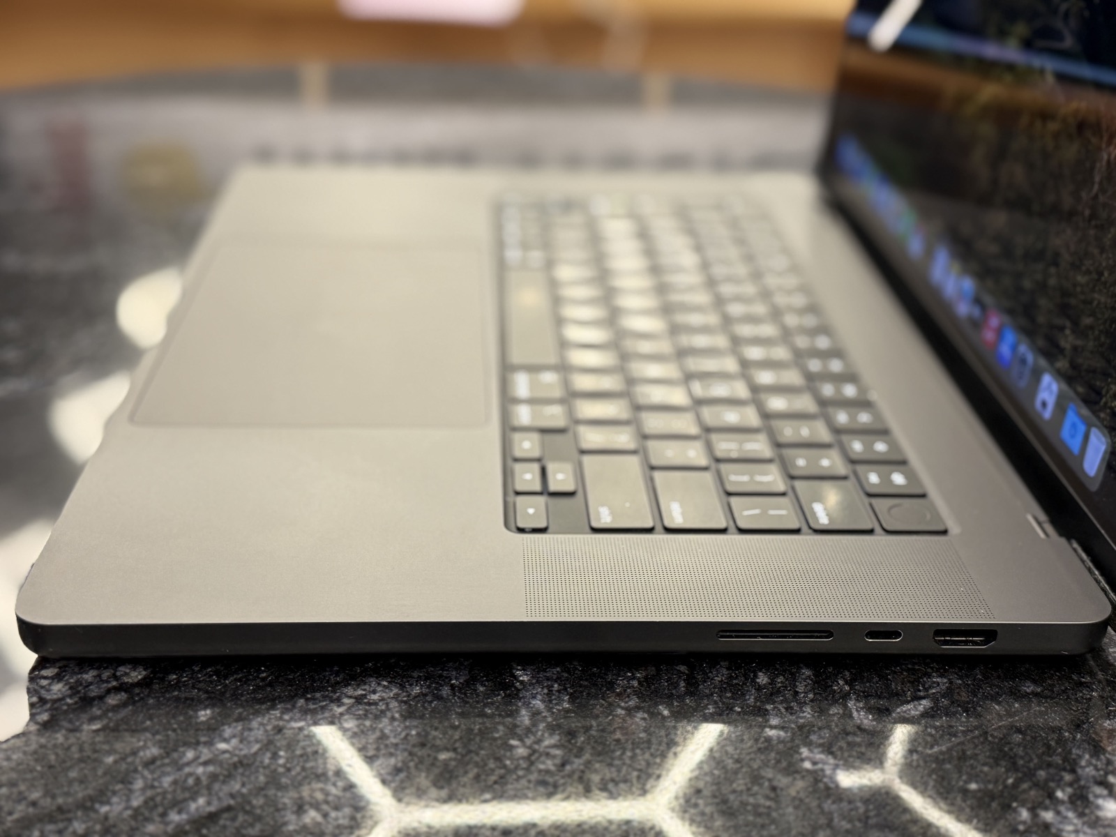 Apple MacBook Pro 16" (2023) M3 PRO — фото 2