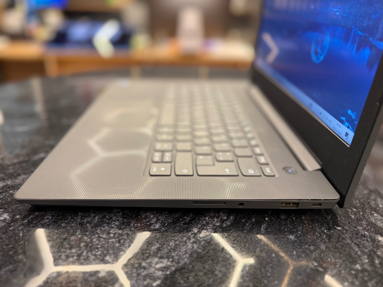 Lenovo V130-14IKB 14" — foto :číslo