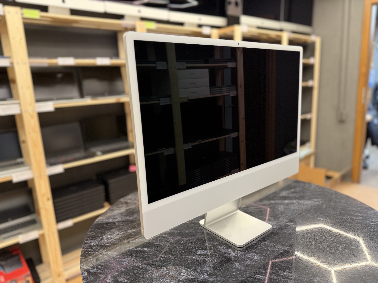 Apple iMac (Retina 4.5K, 24″, 2021, 2 TBT3 + 2 USB-C, M1) / 8GB / 256GB SSD / Silver