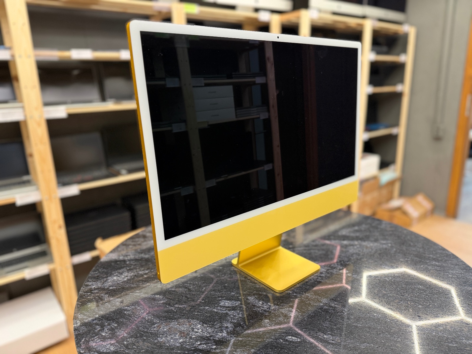 Apple iMac (Retina 4.5K, 24″, 2021, 2 TBT3 + 2 USB-C, M1) / 8GB / 256GB SSD / Yellow