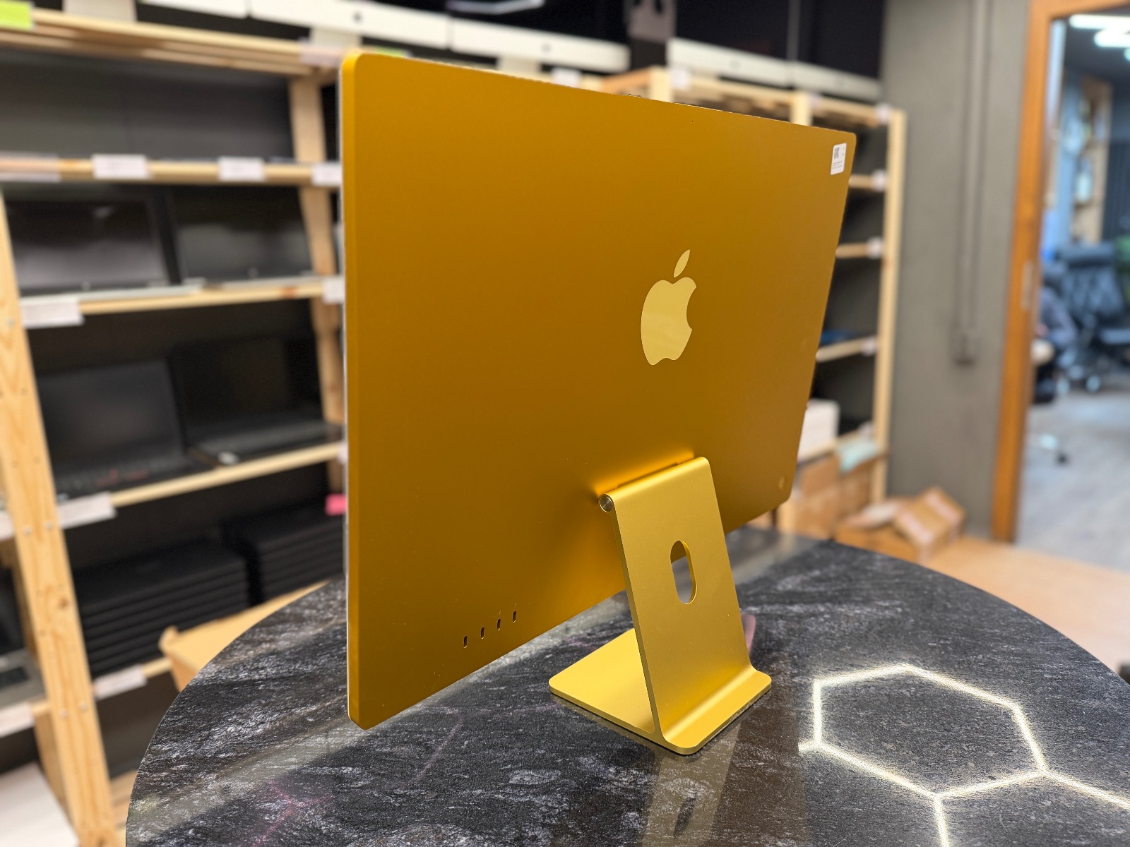 Apple iMac (Retina 4.5K, 24″, 2021, 2 TBT3 + 2 USB-C, M1) / 8GB / 256GB SSD / Yellow — фото 2